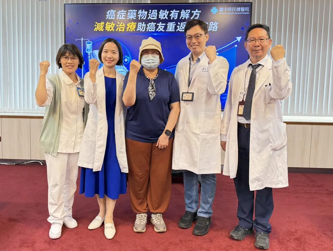 許小姐（中）為抗癌進行化學治療，不料引起身體嚴重過敏反應，經臺中榮總團隊為其量身打造減敏化療，成功接受完整的化療劑量和療程。（圖／臺中榮總）