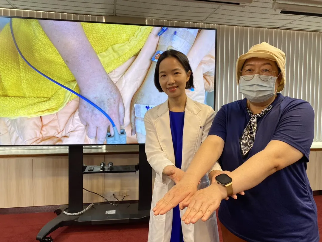 臺中榮總過敏免疫風濕科醫師陳韻文(左)透過減敏療法，即在嚴密監測下漸進式給藥，暫時降低免疫系統對藥物的過度反應，讓許小姐(右)完成完整的化療劑量和療程。（圖／臺中榮總）