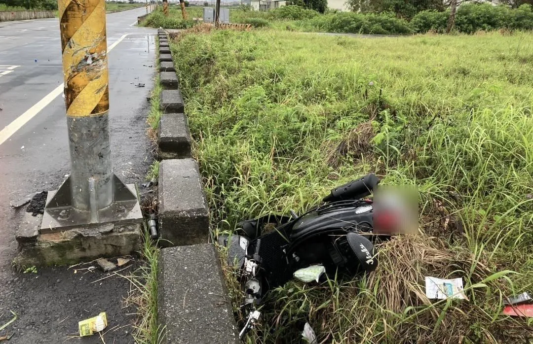 2人騎乘機車車頭全毀留在現場。（圖／翻攝畫面）
