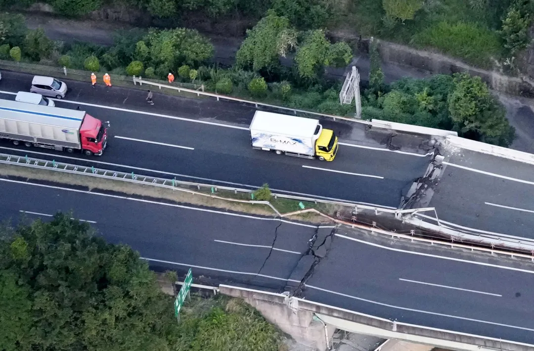 九州地區的縱貫高速公路九州自動車道因強震受損。(圖/美聯社)