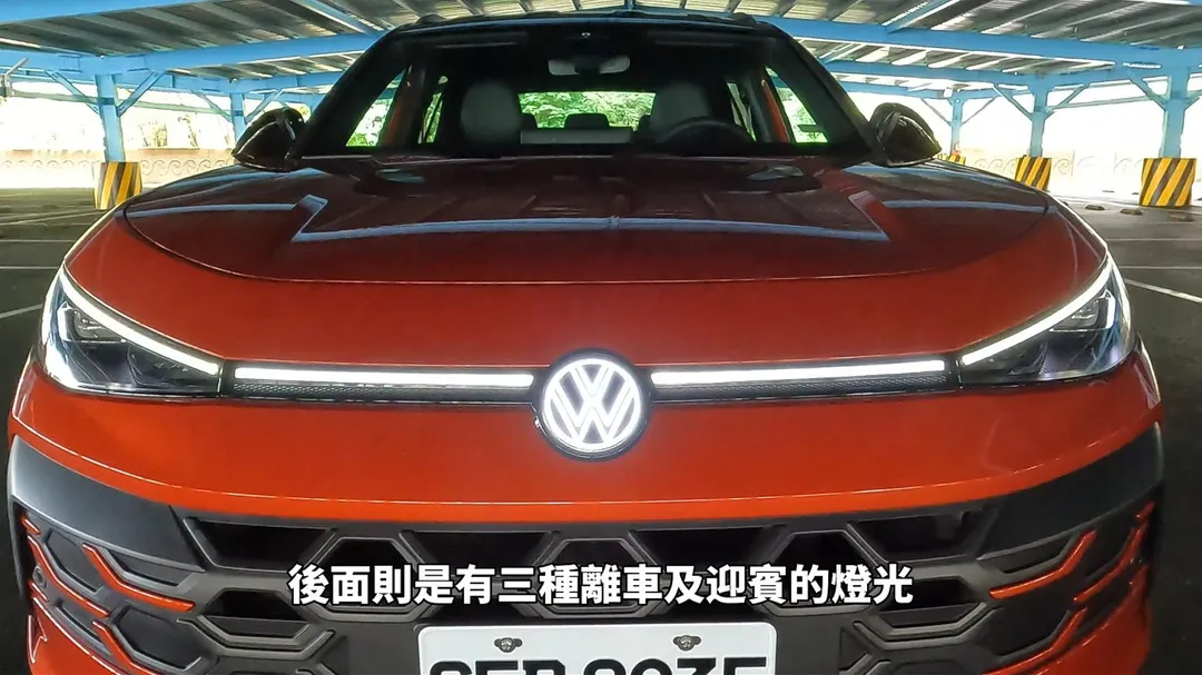 前後發光Volkswagen廠徽，成為全新T-Roc外觀最大亮點之一。（圖／中天車享家朱朱哥來聊車）