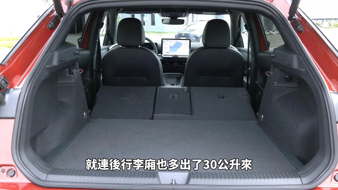 後行李廂容量增加30公升，置物機能較前代更出色。（圖／中天車享家朱朱哥來聊車）