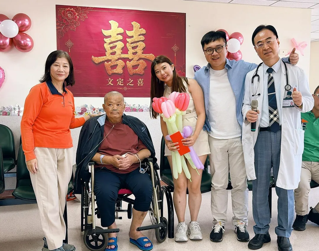 考量賴先生病況持續惡化,原訂近期舉辦的結婚家宴決定緊急提前,新人當天亦前往戶政事務所完成結婚登記。(圖/台中烏日林新醫院)