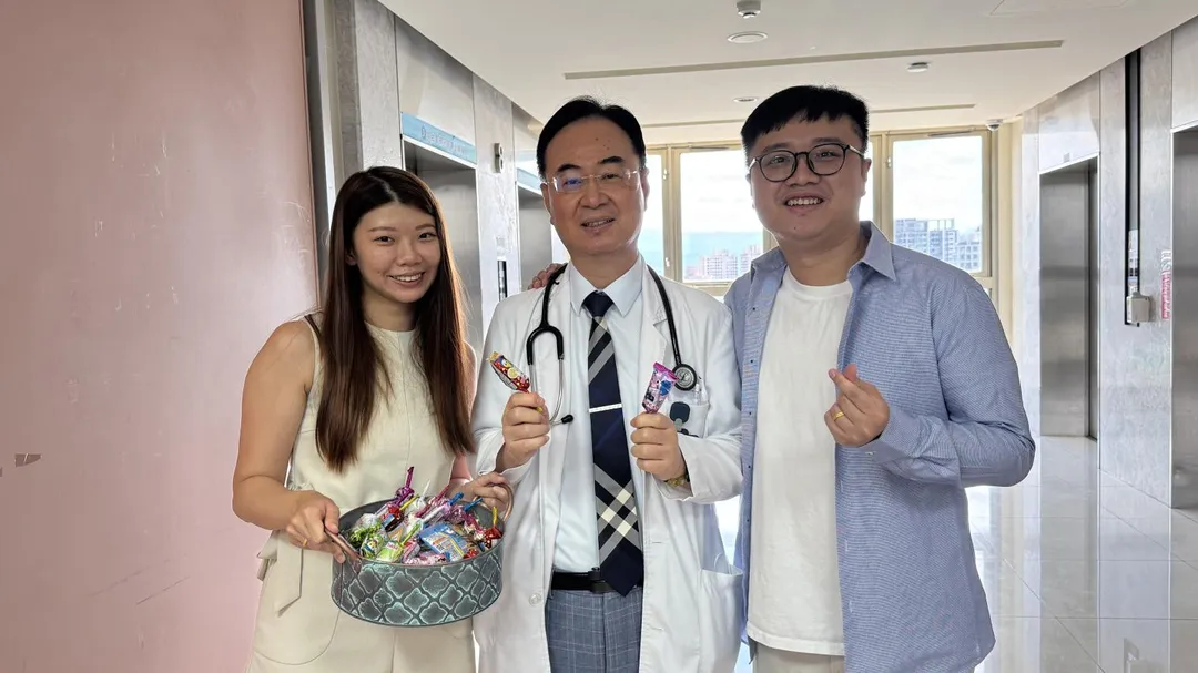 賴先生、賴太太與小女兒、女婿合影及許副院長合照。(圖/台中烏日林新醫院)