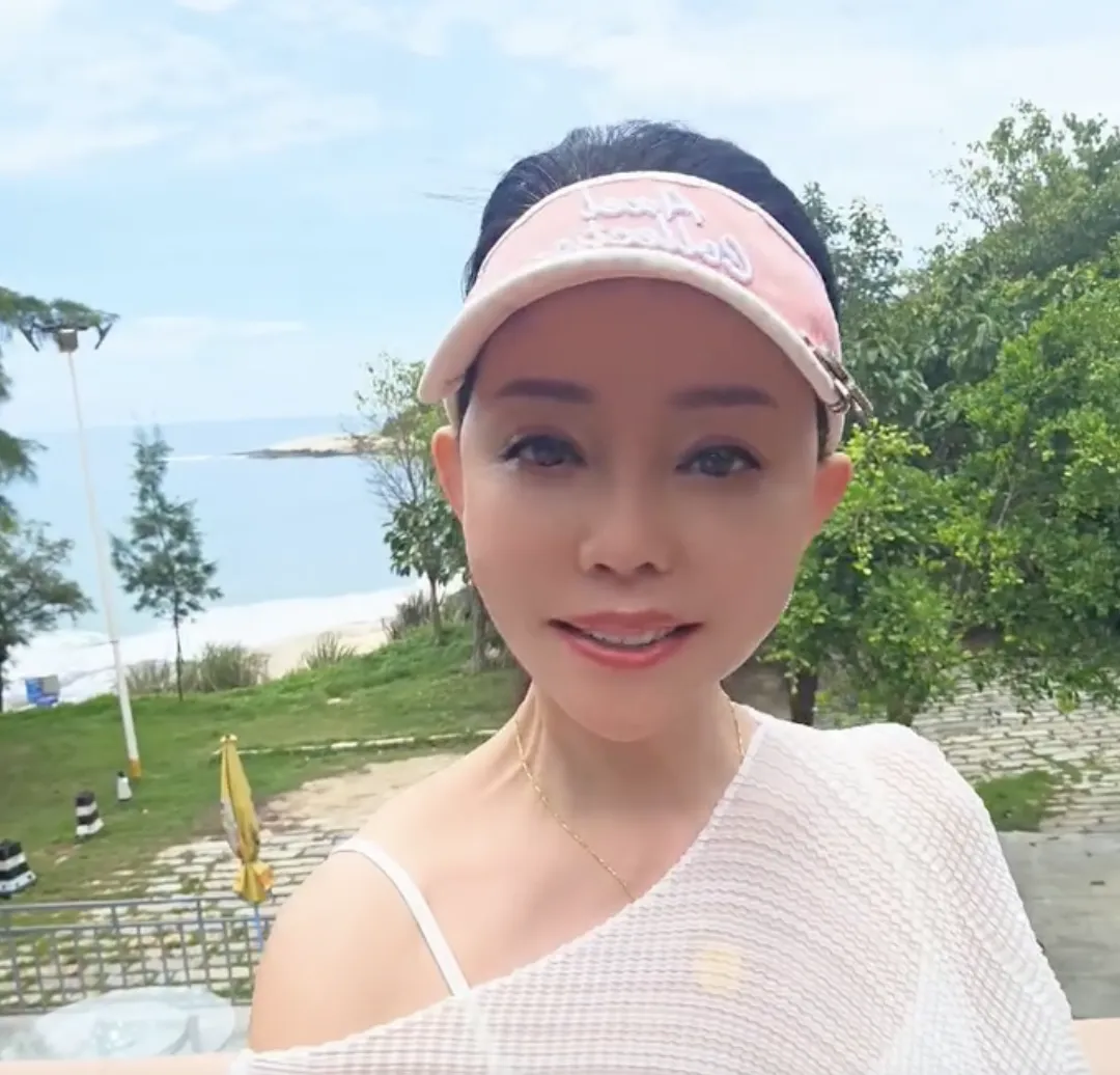 狄鶯獨自於福建海邊留影，笑說看海心情特別好。（圖／翻攝自狄鶯臉書）