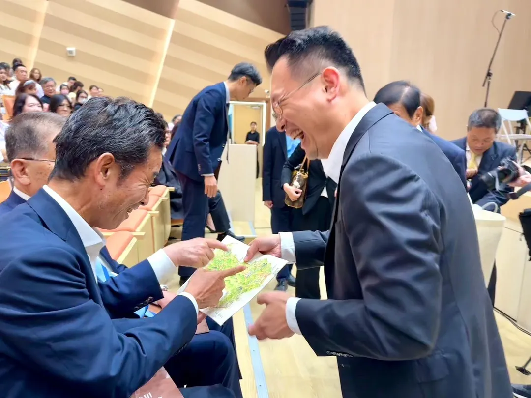 桃園市副市長蘇俊賓7月30日前往武陵高中，出席「日本香川縣締盟10週年紀念音樂會」並贈送自已手繪的日本四國地圖。（圖／桃園市政府提供）