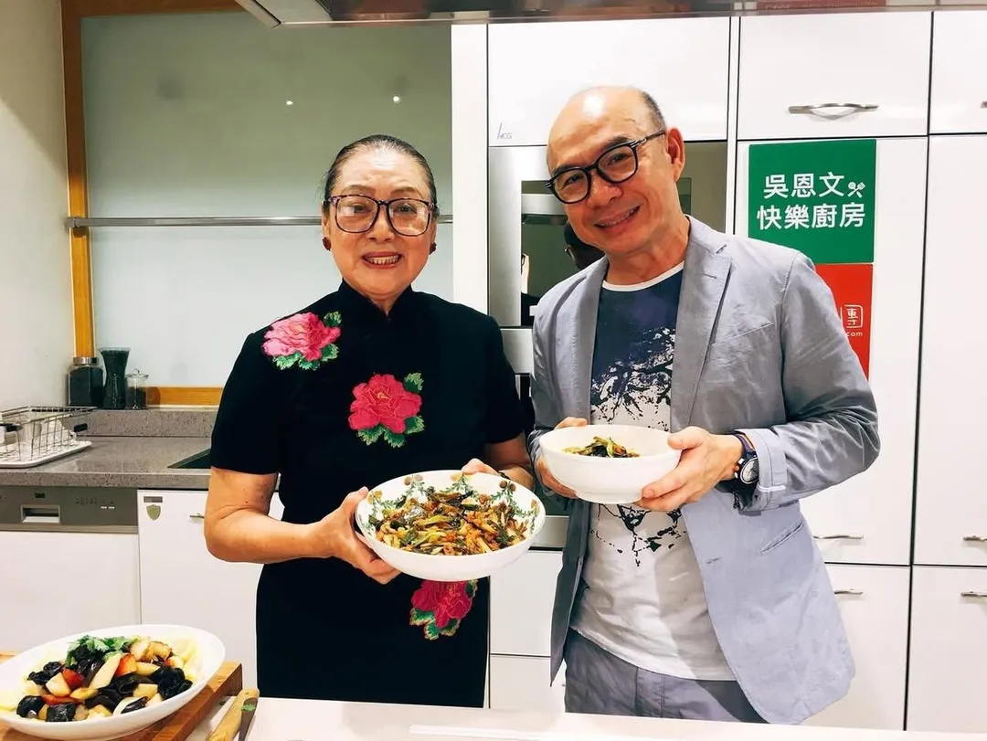 李嘉茜（左）生前與吳恩文合作直播節目畫面。（圖／翻攝自吳恩文臉書）