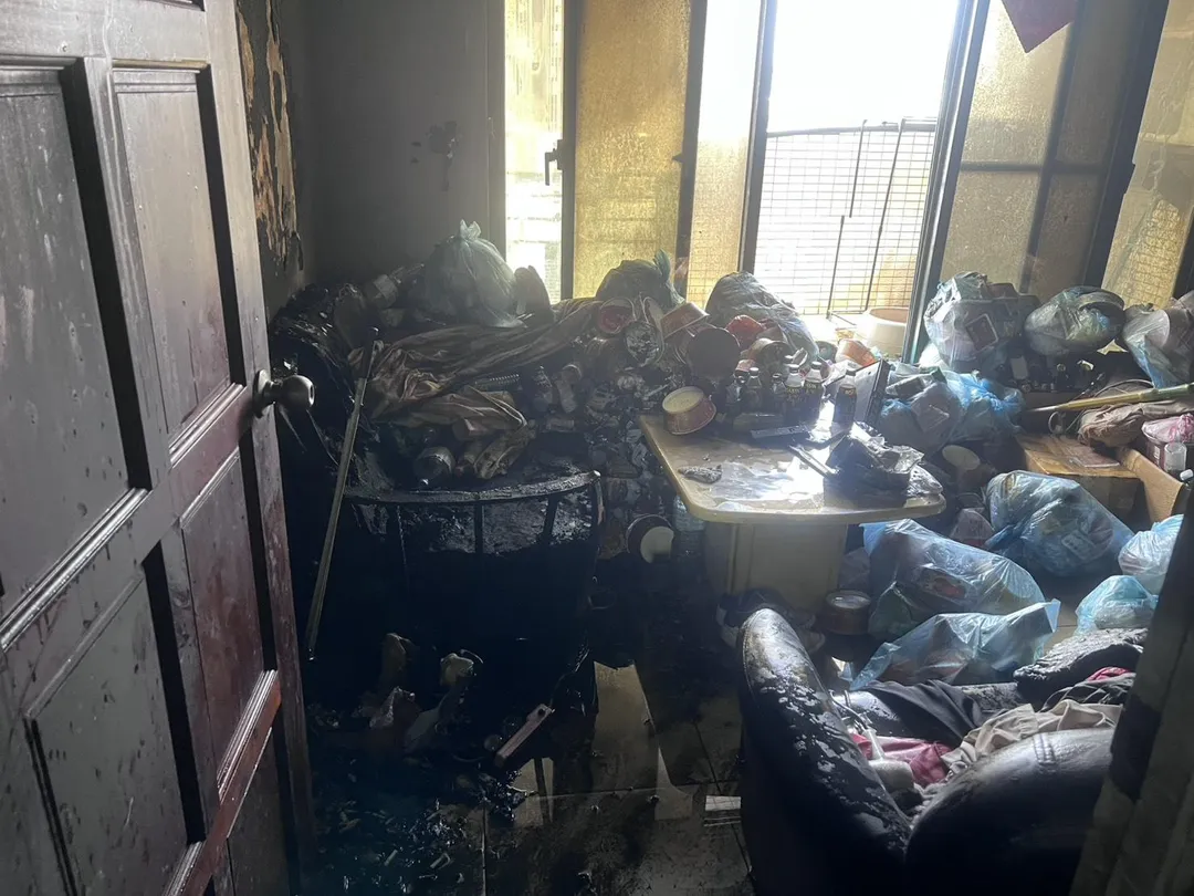 新竹縣湖口鄉明德街一處四層半住宅31日中午發生火警，新竹縣政府消防局於中午12時33分接獲報案，指現場冒出濃煙且疑似有人受困。（圖／警消提供）