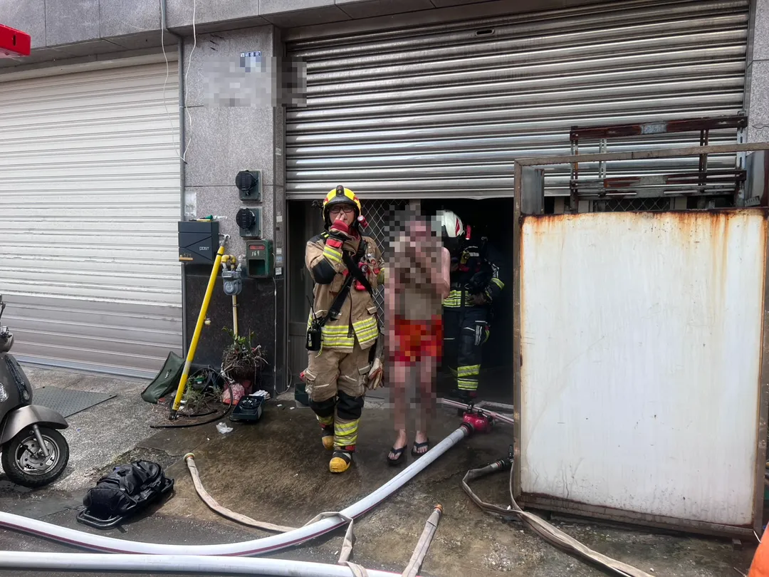 新竹縣湖口鄉明德街一處四層半住宅31日中午發生火警。（圖／警消提供）