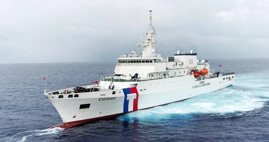 台北艦嚴密監控進入蘭嶼東方海域的大陸海警船。(圖/海巡署提供)