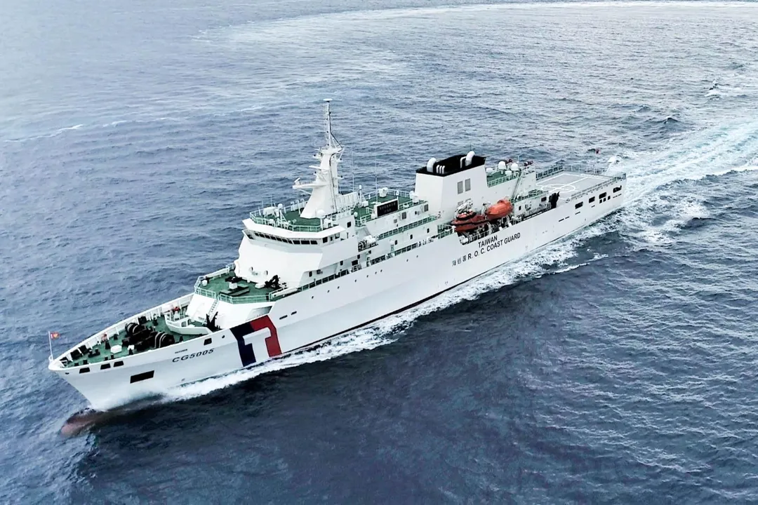 台北艦嚴密監控進入蘭嶼東方海域的大陸海警船。(圖/海巡署提供)