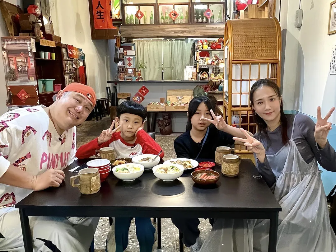 哈孝遠（左）與何妤玟（右）各自帶子女參與節目《雙星家遊團》。（圖／台視提供）