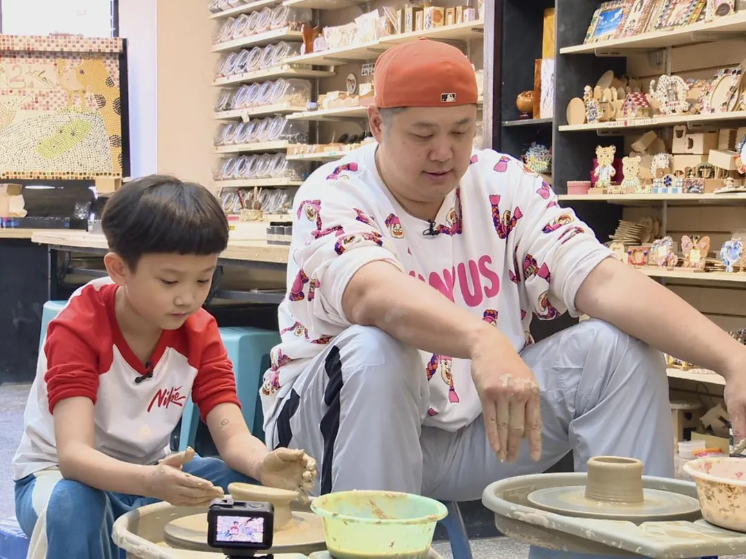 哈孝遠（右）與兒子阿Ｑ（左）一起體驗陶藝手作課程。（圖／台視提供）