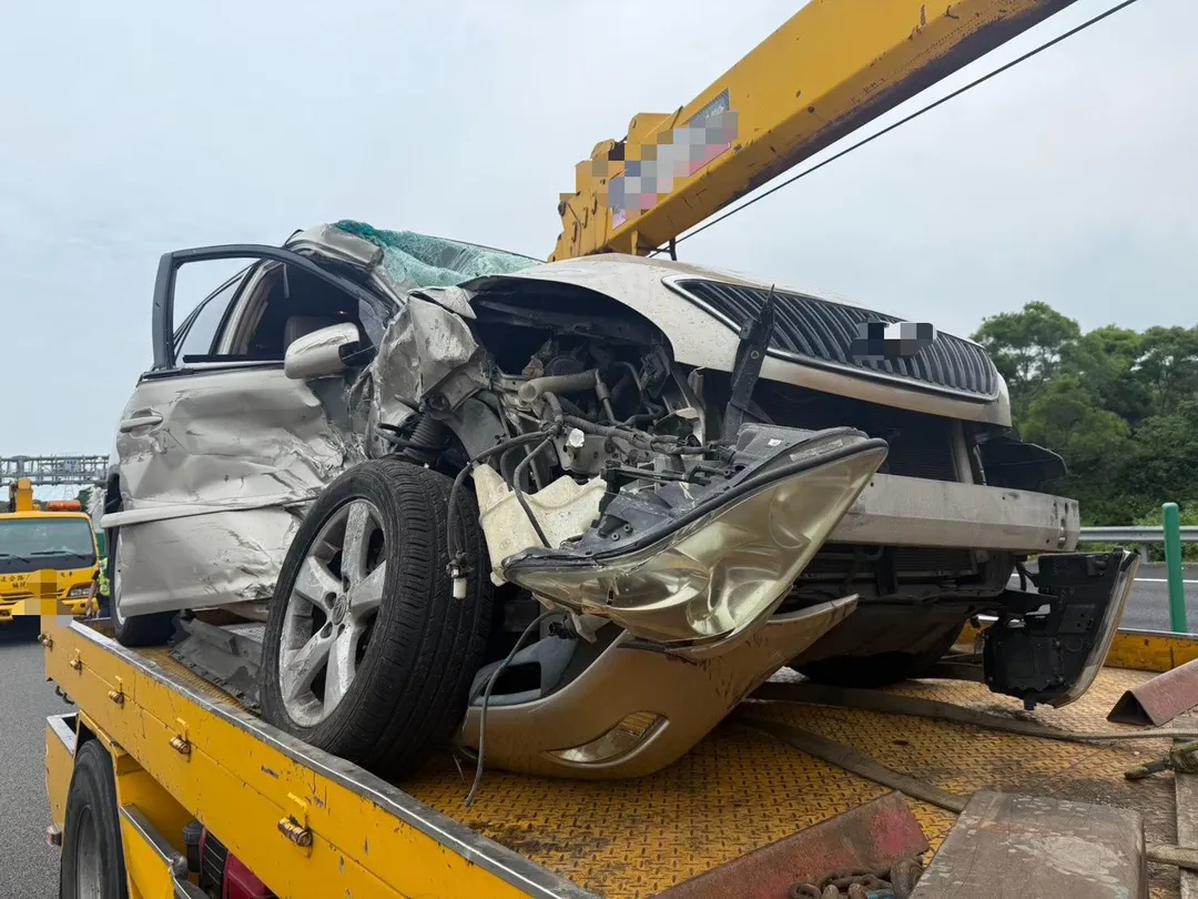 國道3號清水段轎車自撞護欄。（圖／警方提供）