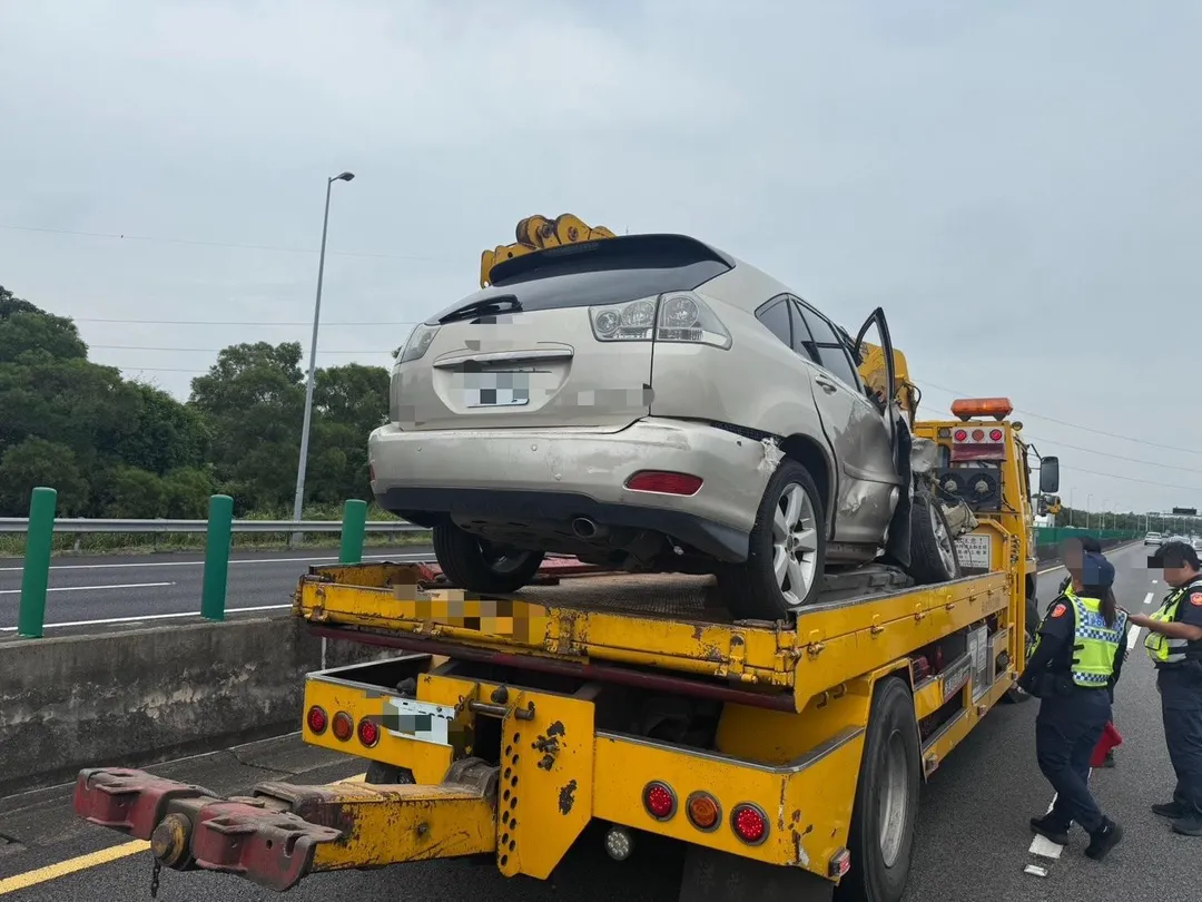 國道3號轎車自撞護欄。（圖／警方提供）