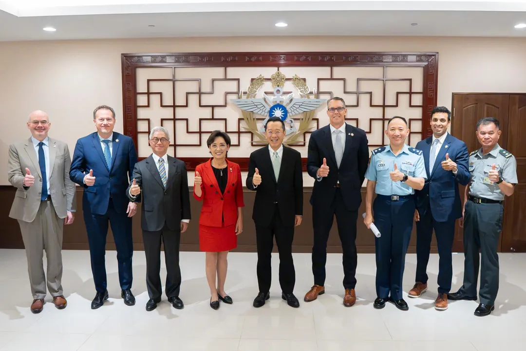 顧立雄(圖左五)接見美國眾議院外交委員會亞太小組主席(圖左四)率領的訪問團。(圖/國防部)