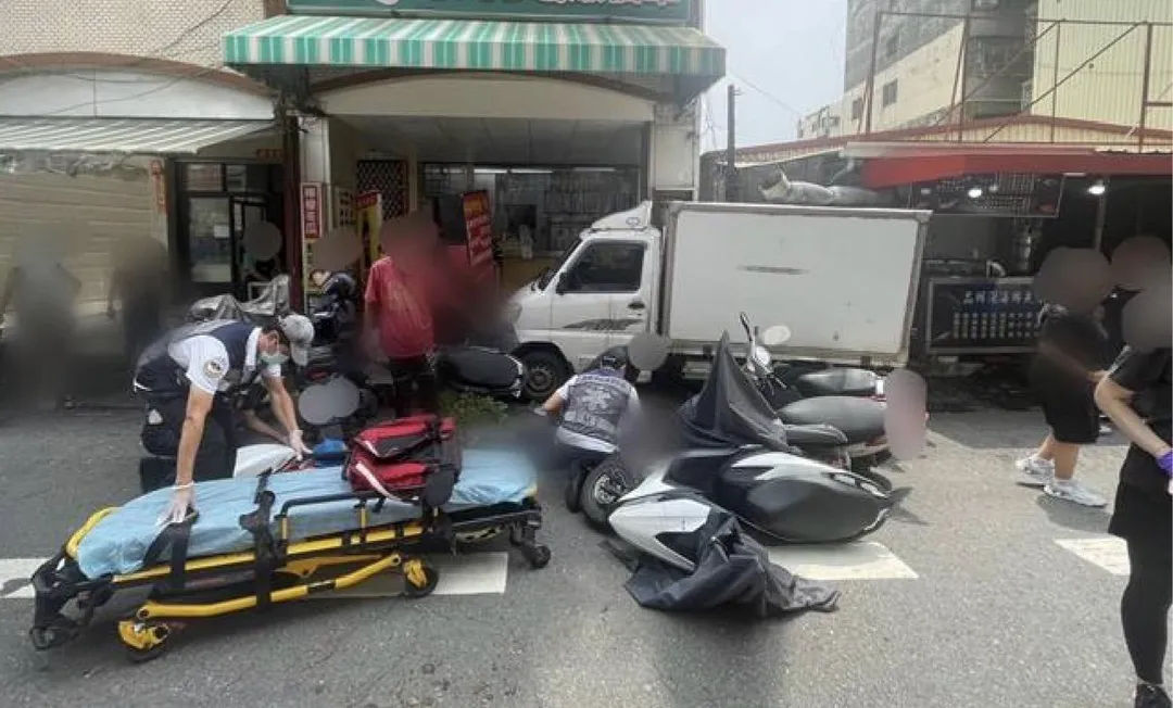 高雄一輛貨車失控衝撞路邊車輛。(圖/翻攝畫面)