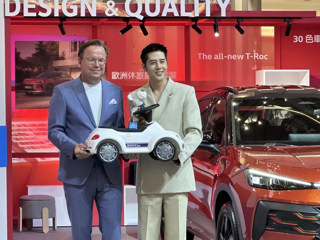 胡宇威(右)升格爸爸後首露面,31日出席汽車品牌新品記者會。(圖/記者 伍映澄 攝)