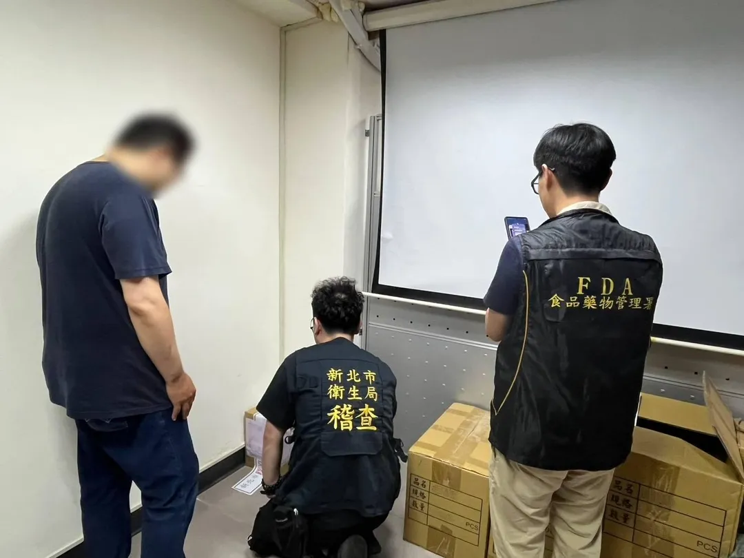 「台灣苦茶油」驗出苯駢芘超標,新北衛生局勒令全面下架回收。(圖/新北市衛生局提供)