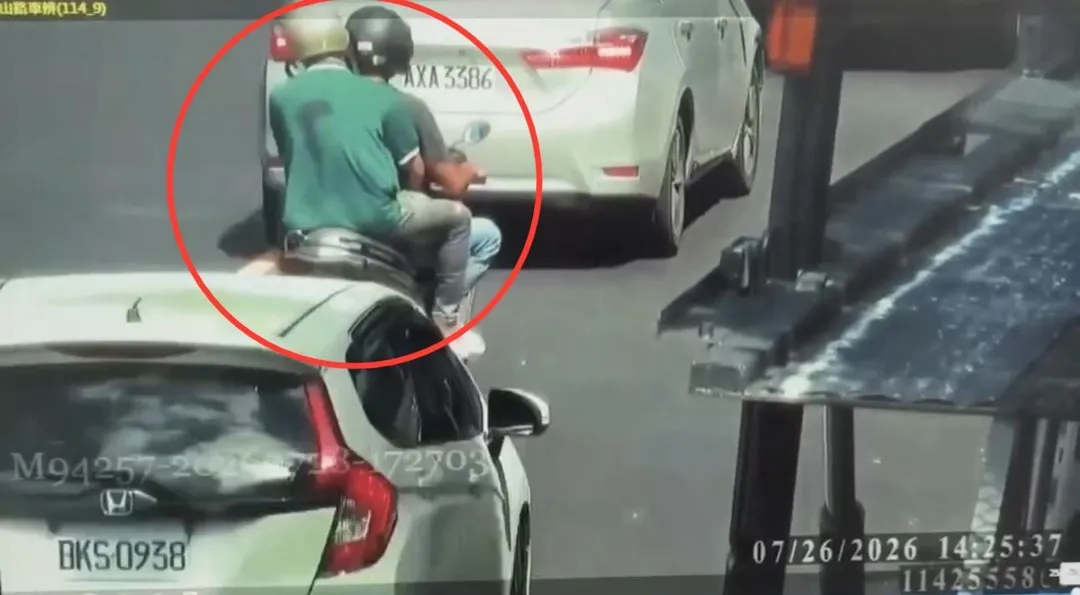 男子遭刺傷背上都是血由同事騎機車送醫。（圖／翻攝畫面）
