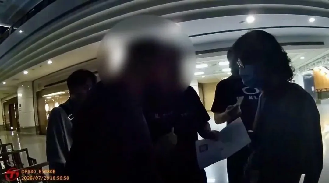 嫌犯遭警方拘提逮捕。（圖／翻攝畫面）