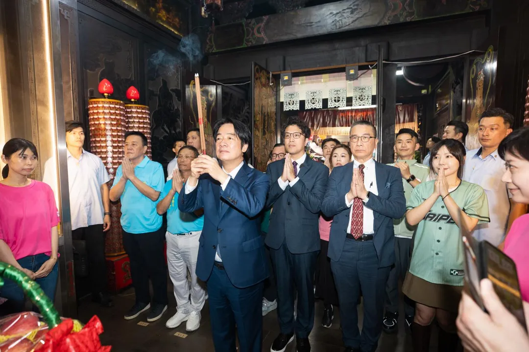 賴清德總統31日到台北崁頂永義宮參香祈福。（圖／總統府提供）