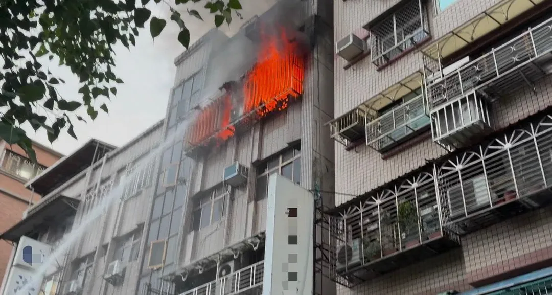 新北市三重區三民街一棟住宅大樓今(1)日清晨驚傳嚴重火警。(圖/警方提供)