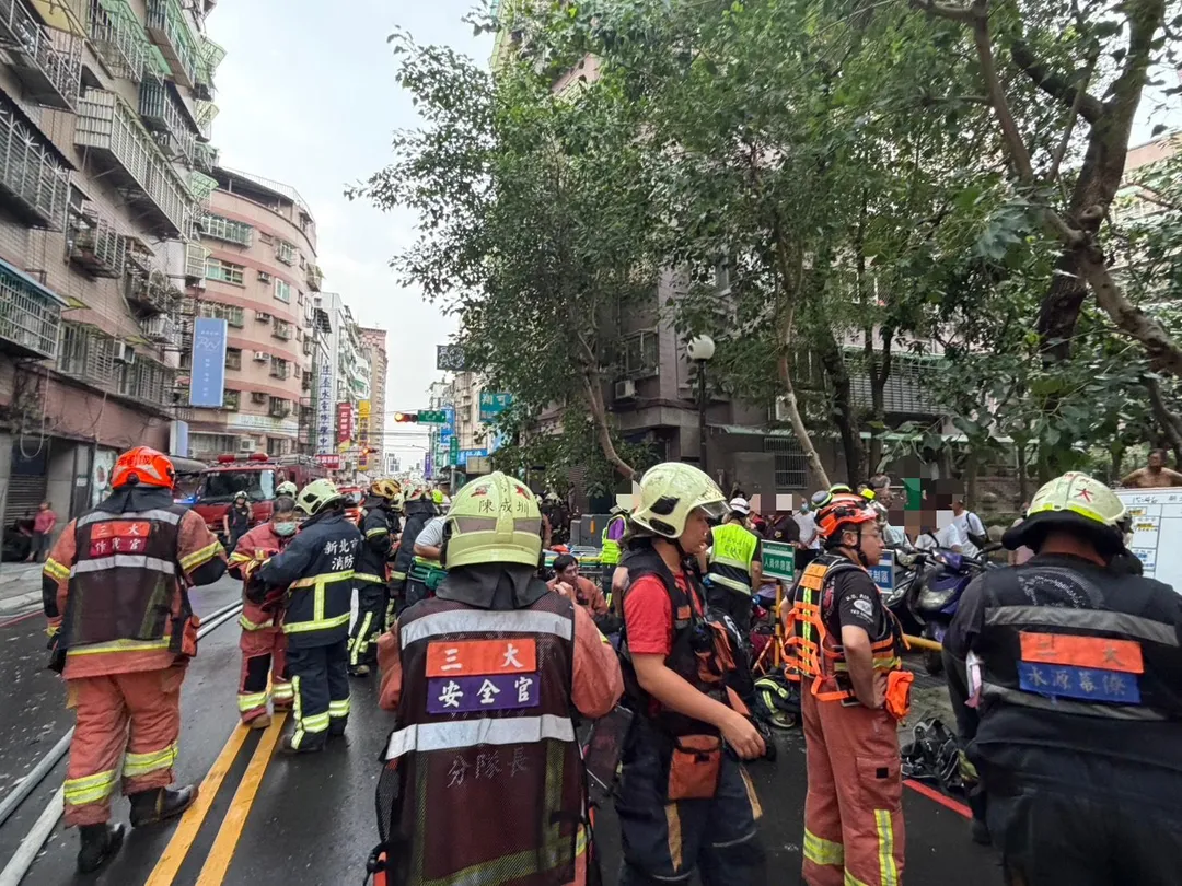 警消人員獲報後趕赴現場救援。(圖/警方提供)