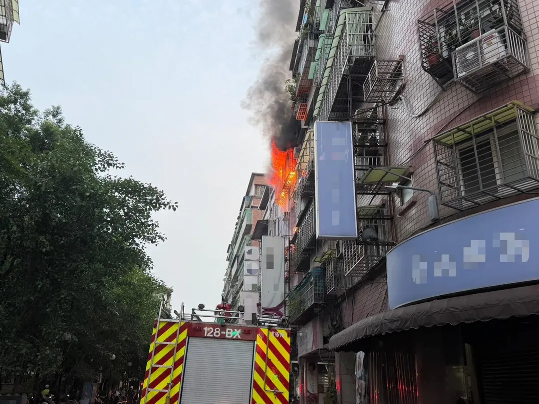受困的一家四口已緊急送往醫院救治。(圖/警方提供)