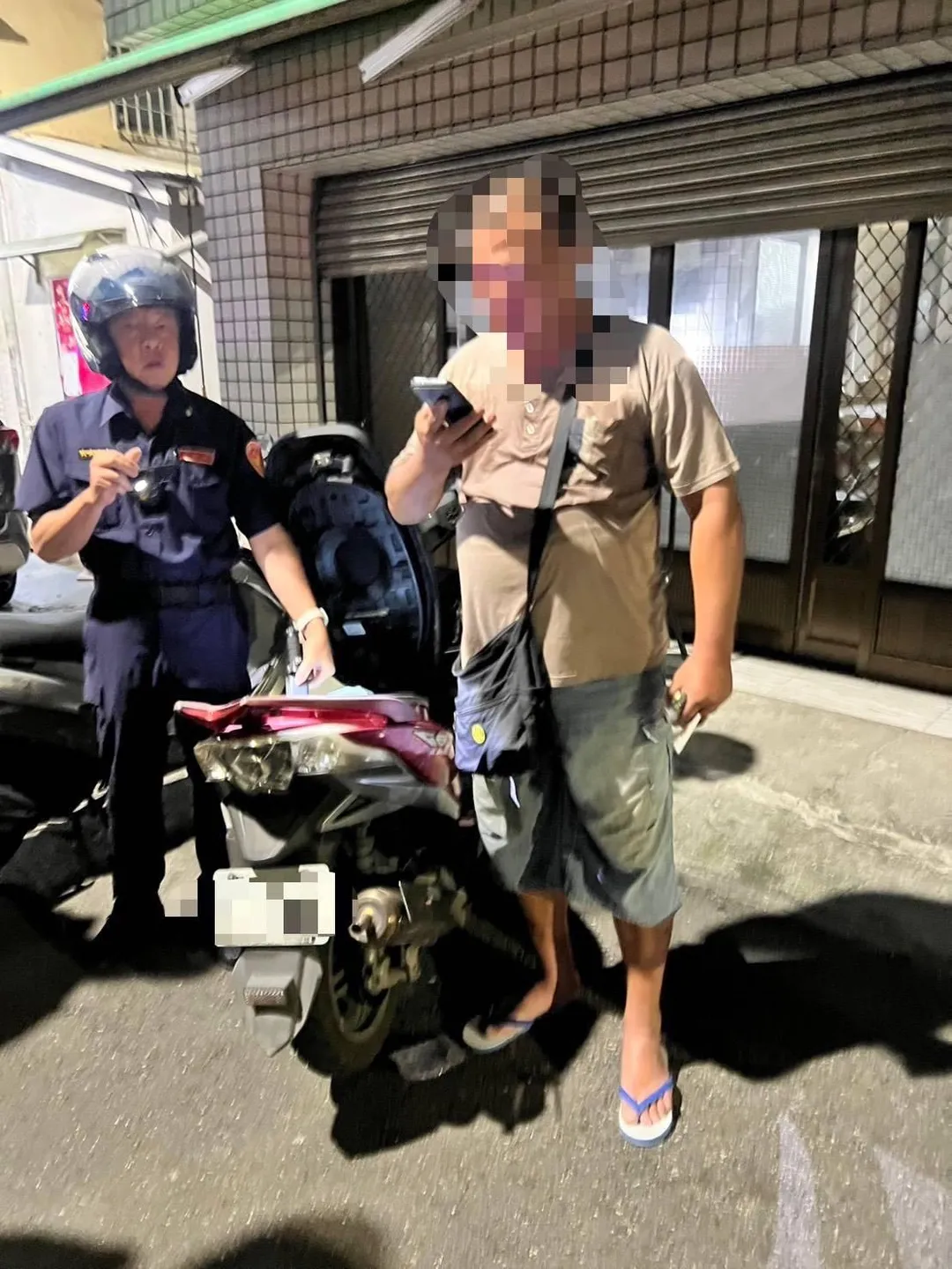 警方當場依法查扣涉案短刀，並依現場事證認定溫男涉犯恐嚇公眾與人身安全之罪嫌，立即以現行犯身分逮捕帶回偵辦。（圖／警方提供）