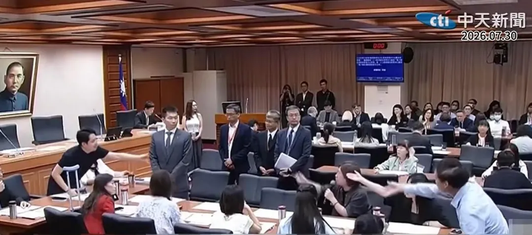 運動部長李洋罰站風波發生於7月30日教育及文化委員會,當時民進黨立委陳培瑜要求李洋站著說話,但羅廷瑋、葉元之等多位國民黨立委都請李洋坐著。(圖/中天新聞)2
