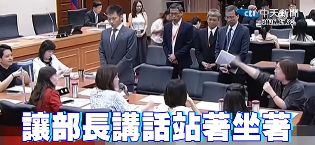 運動部長李洋罰站風波發生於7月30日教育及文化委員會，當時民進黨立委陳培瑜要求李洋站著說話。（圖／中天新聞）