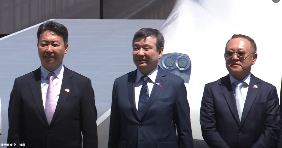 交通部長陳世凱、駐日代表李逸洋、高鐵董事長史哲等人共同出席高鐵新世代列車N700ST出廠典禮。（圖／翻攝陳世凱臉書）
