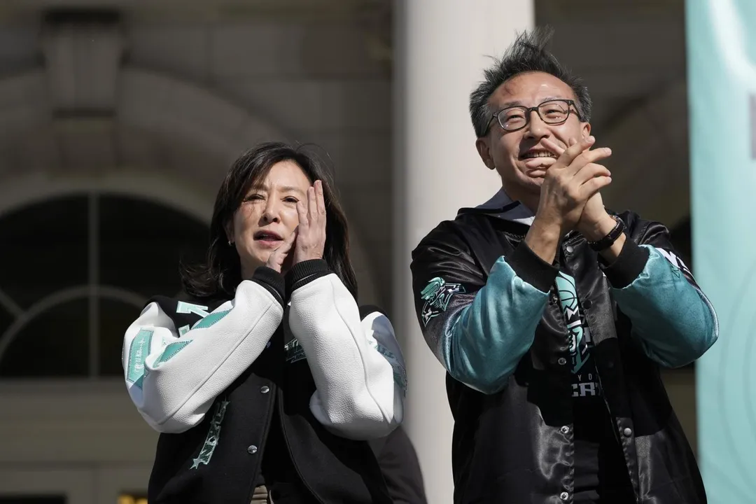 蔡崇信與吳明華出席2024年10月紐約市政廳自由隊WNBA冠軍慶祝遊行。（資料照／美聯社）