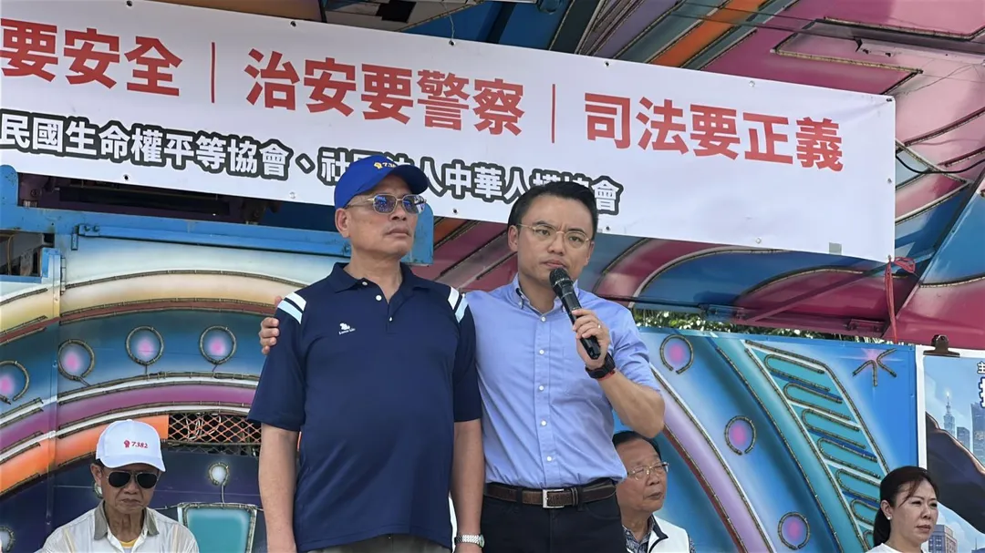國民黨立委洪孟楷與土城殉職警所長劉宗鑫爸爸。（圖／塗豐駿攝）