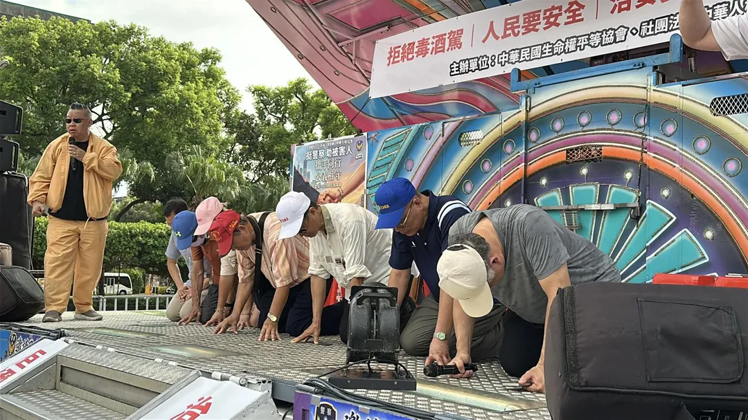 6名被害人家屬在台上集體下跪卑微請求。（圖／塗豐駿攝）