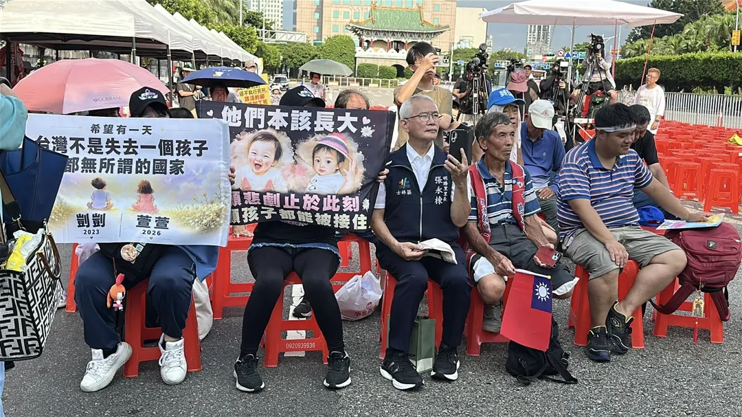 台下聲援民眾高呼口號支持。（圖／塗豐駿攝）