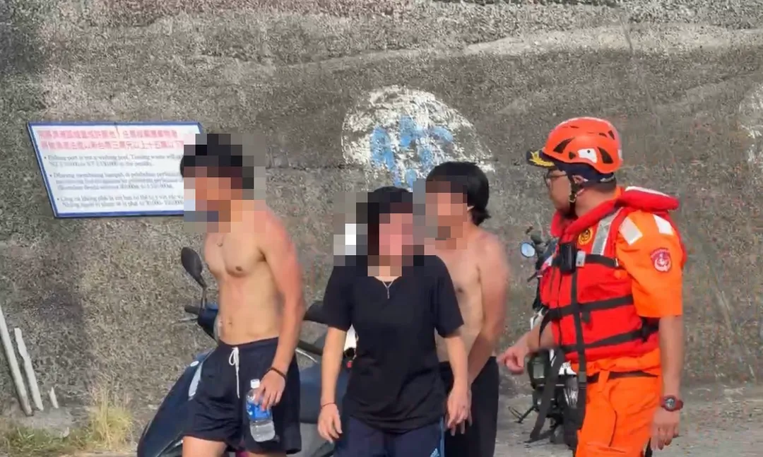 3名美籍年輕人被救起。（圖／翻攝畫面）