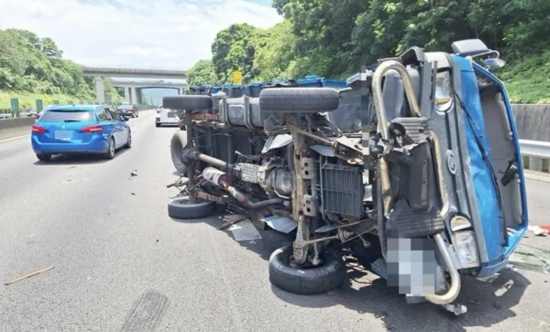 肇事貨車連撞3車後翻覆。（圖／翻攝畫面）
