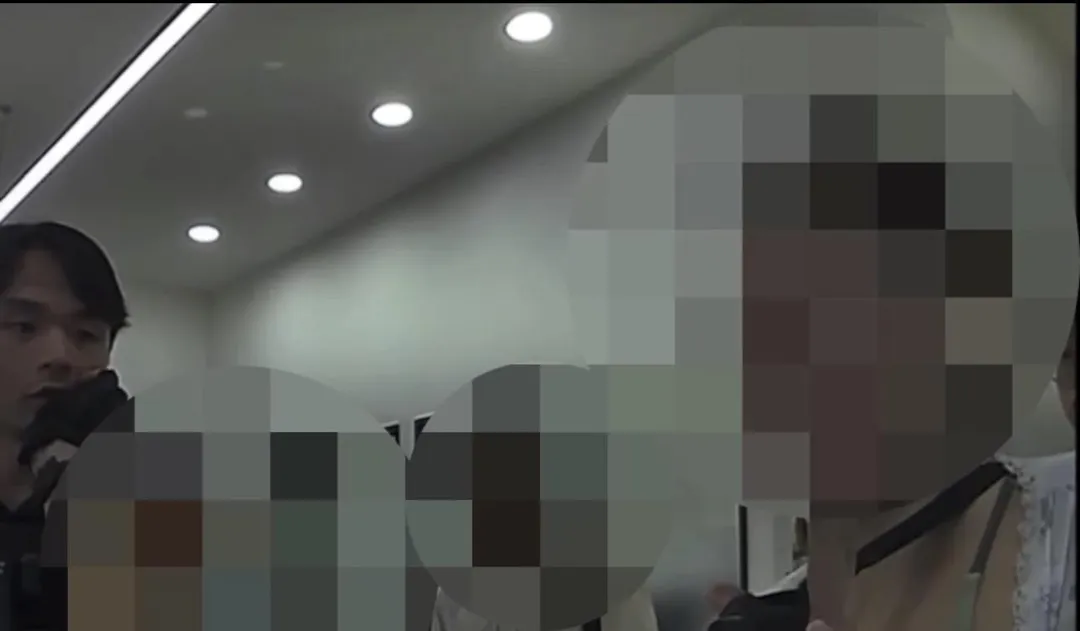 女子情緒失控朝諮詢律師潑灑紅茶遭警方帶回。（圖／翻攝畫面）