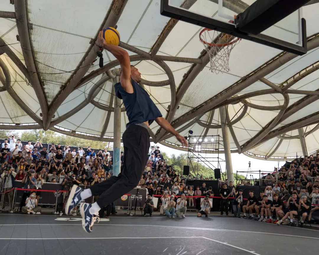 兩屆NBA灌籃大賽冠軍拉文今（1）日晚間現身桃園竹圍漁港。（圖／桃園雲豹提供）