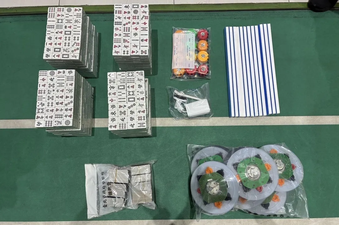 警方查扣麻將賭具等證物。（圖／翻攝畫面）