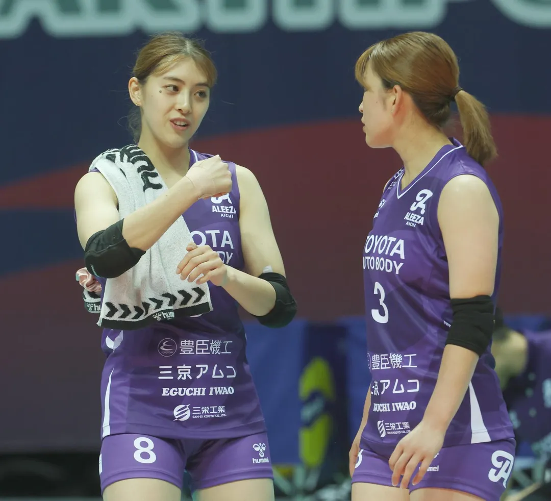 佐藤彩乃與隊友溝通。（圖／大會提供）