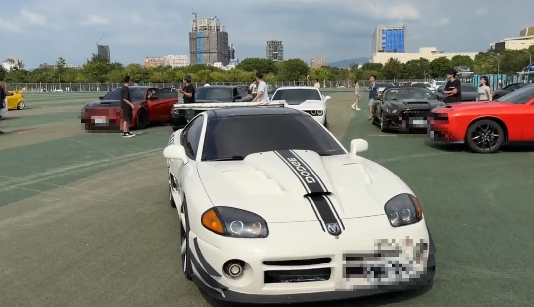 本次車展集結近200輛超跑、漂移車、古董車、美式肌肉車及改裝車，打造中部規模最大的免費車展，吸引超過5,000名車迷與民眾到場參觀。（圖／中天新聞）