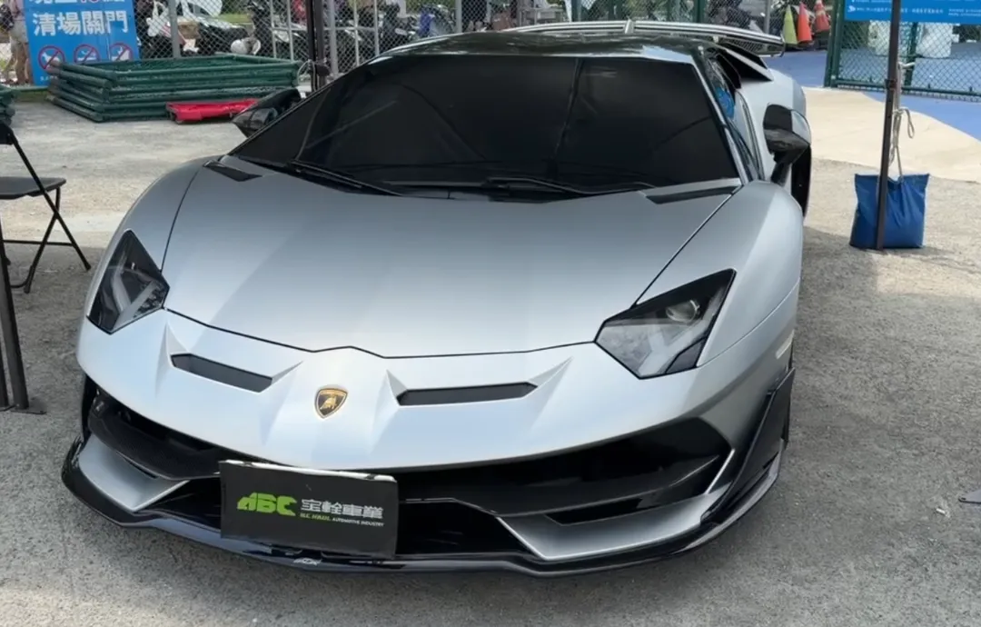 活動展出的車款包括全球限量的藍寶堅尼SVJ，價值超過3,500萬元，超跑聲浪響徹中央公園。（圖／中天新聞）