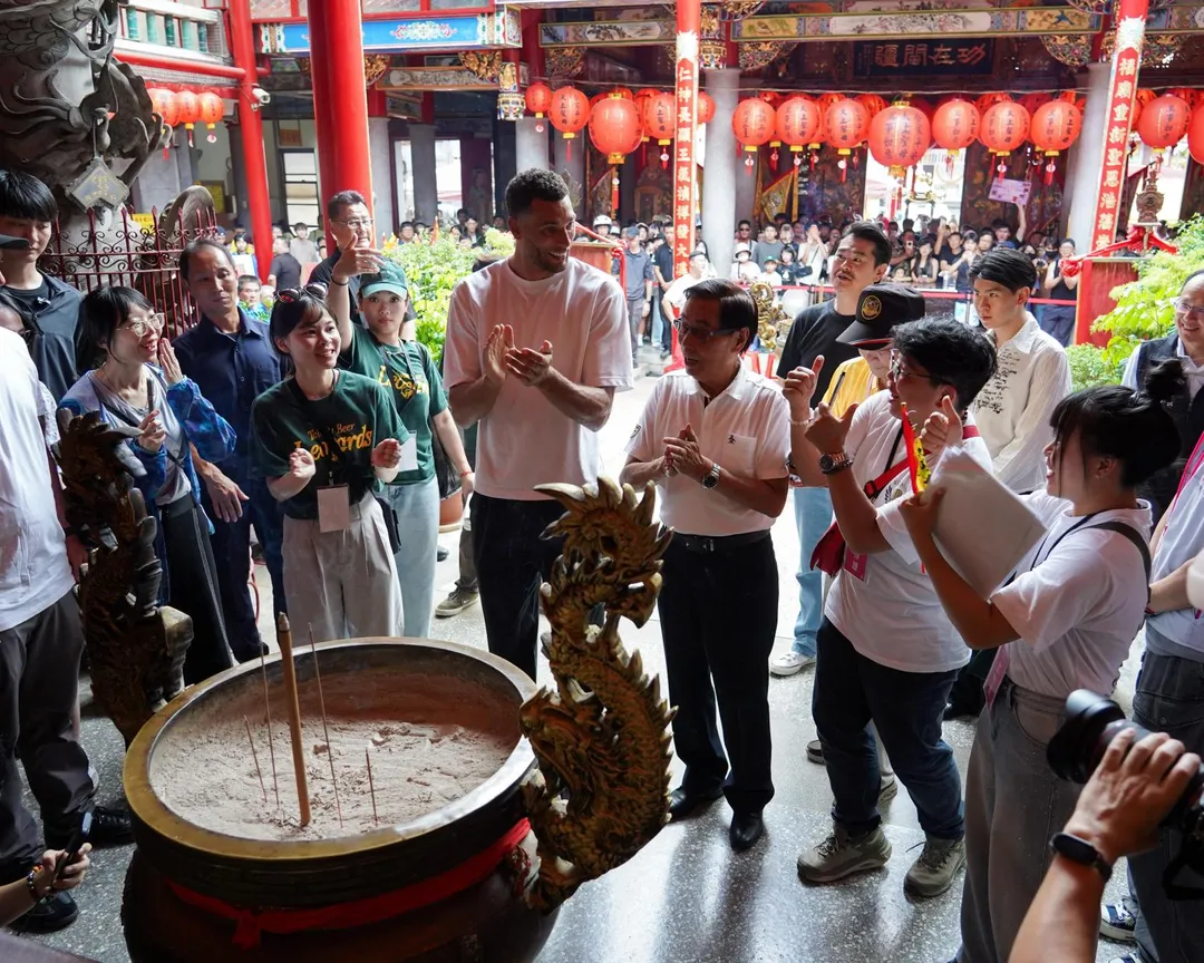 拉文走訪大溪福仁宮。（圖／桃園台啤永豐雲豹提供）