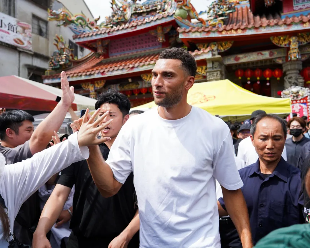 拉文走訪大溪福仁宮。（圖／桃園台啤永豐雲豹提供）