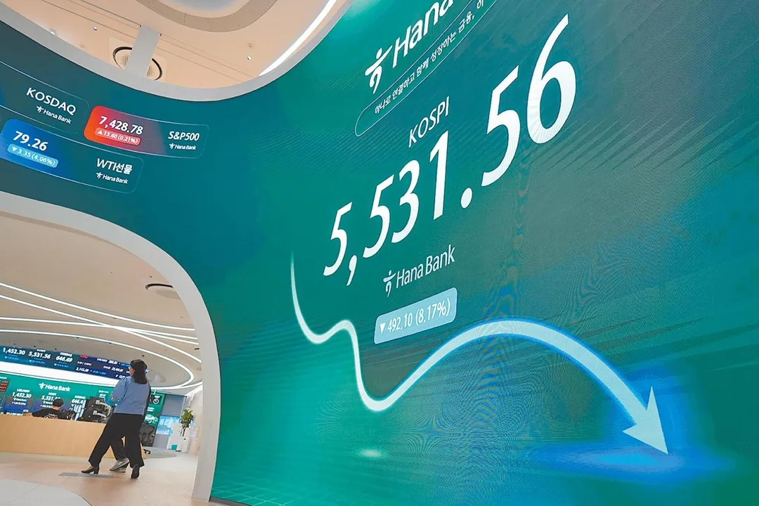 韓國股市今天遭遇「黑色星期四」,KOSPI、KOSDAQ皆觸發熔斷機制,最終KOSPI跌幅7.57%,創下2個半月來最高紀錄。(資料示意照/美聯社)