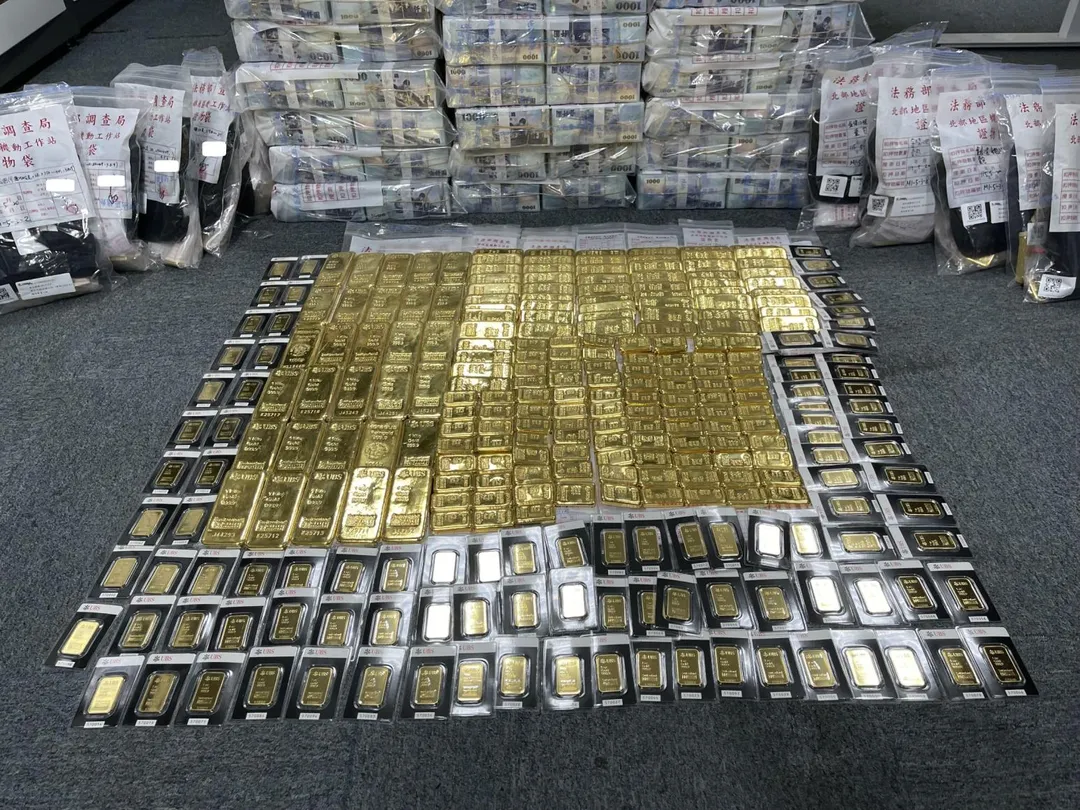 檢警查扣的贓款跟贓物,其中232公斤黃金竟藏在女方家的豪宅地板下。(圖/中天新聞)