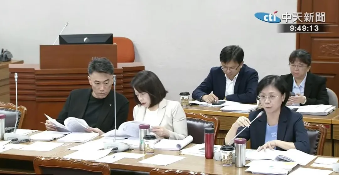 國民黨立院黨團首席副書記長許宇甄（中）、立委翁曉玲都痛批行政院霸凌國會，才會引發總召傅崐萁的不滿。（圖／資料照片）